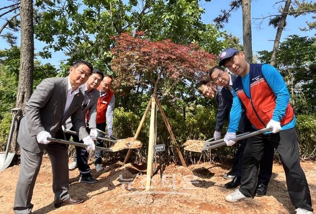 충청남도자원봉사센터가 5월 31일 태안군 이원면 당봉전망대 인근 솔향기길(1코스) 내에 ‘탄소중립 자원봉사 7호 숲’을 조성했다. 사진) 좌측부터 태안군의회 김영인 의원, 현대트랜시스 홍상원 전무, 황용렬 태안군자원봉사센터장, 정한율 충청남도 자치안전실장, 박경찬 태안군 부군수, 박성순 충청남도자원봉사센터장