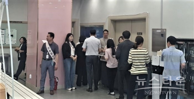 자원순환과는 ‘잔반 없는 날’ 관련 배너 설치 및 어깨띠를 착용하고 직원 등을 대상으로 구내식당 음식물류 폐기물 감량을 적극 홍보하고 있다. /이천시<br>