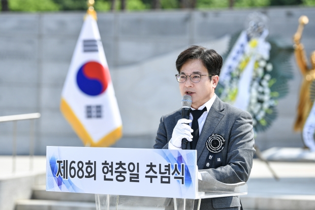 김병수 김포시장이 제68회 현충일 추념식에서 추념사를 낭독하고 있다