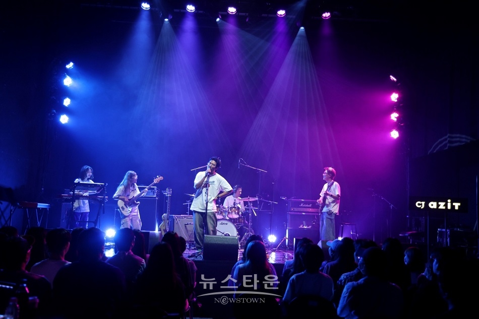 튠업 24기 뮤지션으로 최종 선정된 지소쿠리클럽이 지난달 31일 진행된 3차 실연 심사 현장에서 무대를 선보이고 있다.