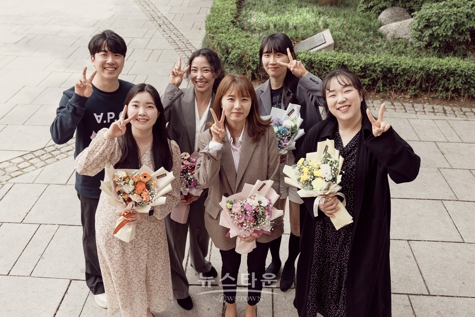 지난달 2일 진행된 ‘2023 스테이지업 최종 수상자 오리엔테이션’에 참여한 창작자들이 축하 꽃다발을 들고 포즈를 취하고 있다. 왼쪽부터 강홍준, 윤지영, 석혜미, 강소연, 임예진, 이다민 작가·작곡가.