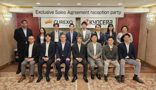 큐렉소 이재준 대표이사(앞줄 왼쪽 세번째)와 교세라그룹 메디컬사업본부 ‘히데후미 타케모토 (Hidefumi Takemoto) 본부장(앞줄 왼쪽 네번째)을 비롯한 양사 임직원들이 기념 촬영을 하고 있다.​