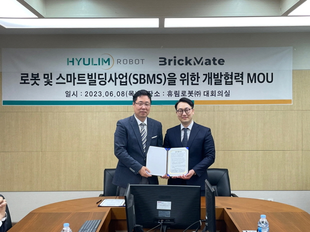 휴림로봇-브릭메이트 MOU 체결식(자료제공=휴림로봇)설명: (왼쪽부터) 김봉관 휴림로봇 대표이사, 김민욱 브릭메이트 대표이사