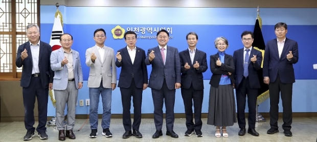 왼쪽부터 김신제(소방고) 교장, 조용행(인천재능대) 교수, 김재동 의원, 허식 의장, 심재돈 위원장, 박형인(대중예술고)·김혜자(인화여자고)·조철수(선인고)·김봉영(인천전자마이스터고) 교장