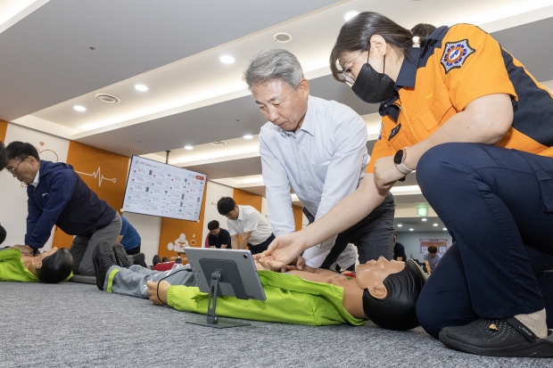 윤환 구청장이 심폐소생술·재난안전 교육’ 에 참여했다.