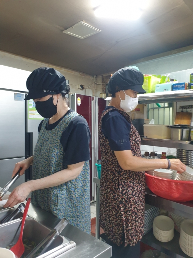 음식점 조리 종사자 위생모 착용 사진