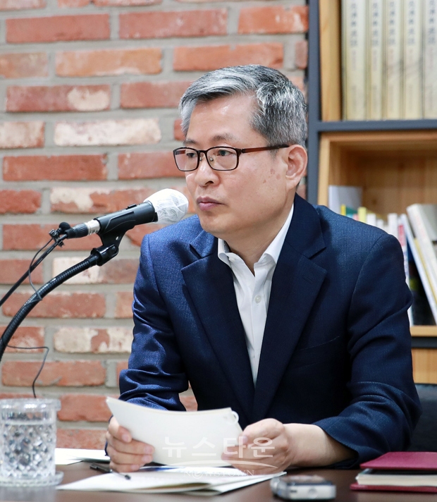 김범수 여성가족정책관이 6월 21일 충남도청 프레스센터에서 민선 8기 정례 브리핑을 갖고 “일상을 위협하는 4대 폭력(성희롱·성폭력·가정폭력·성매매)으로부터 사회적 약자의 안전을 확보하고 신속히 보호하고자 지원을 강화할 것”이라고 밝혔다.