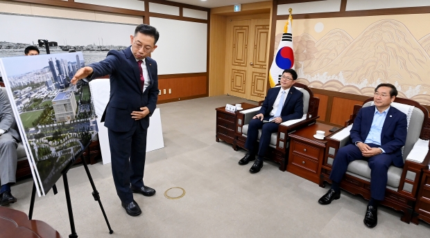 유정복 인천광역시장이 21일 시청 접견실에서 열린 'SK바이오사이언스 송도 R&PD센터 착공기념' 글로벌 바이오 백신 생태계조성 비전 선포식에서 SK바이오사이언스 송도 R&PD센터에 대한 설명을 듣고 있다.