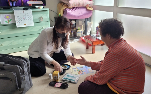 북구보건소가 전문 인력 방문 건강관리를 통해 취약계층에 대한 건강관리를 강화하고 있다.