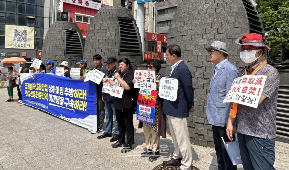 6월 28일 중국대사관 앞에서 싱하이밍 추방을 요구사는 반중단체/공자학원 실체알리기 운동본부