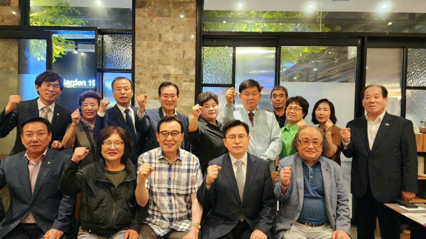 참석자들과 단체 기념 사진