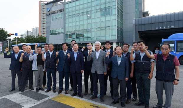 유정복 인천광역시장이 3일 서창공영버스차고지에서 운수 종사자들을 격려하고 기념촬영을 하고 있다.