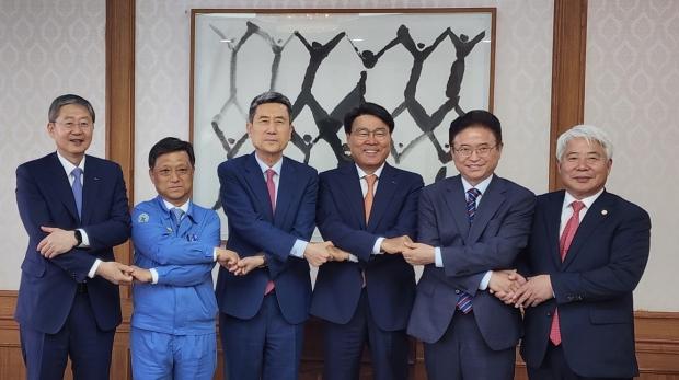 좌측부터 양원준 포스코홀딩스 부사장, 김학동 포스코 부회장, 이강덕 포항시장, 최정우 포스코그룹 회장, 이철우 경북도지사, 백인규 포항시의회 의장