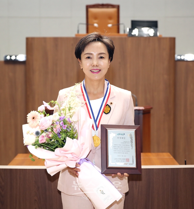 ‘제20회 지역신문의 날’ 광역의원 부문 의정대상을 수상한 충청남도의회 박미옥 의원