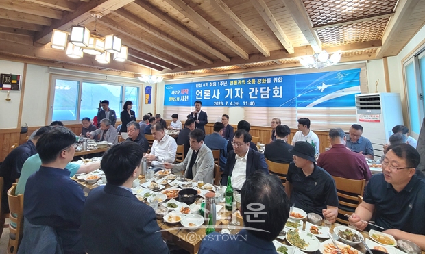 박동식 사천시장이 7월 4일 민선8기 1주년 기자간담회를 통해 우주항공청 연내 개청에 대한 확고한 의지와 함께 민선8기 핵심사업들에 대한 관심과 협조를 당부했다.