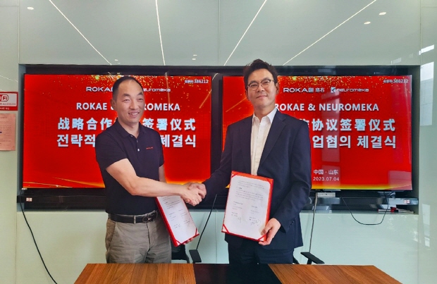 (좌)로쉬 Mr. Tuo hua 대표, (우)뉴로메카 박종훈 대표