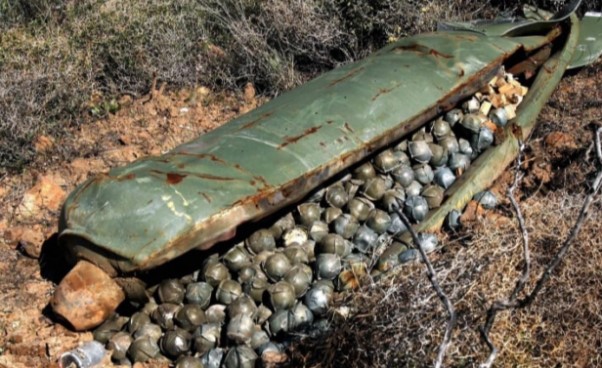 미국이 우크라이나에 제공하기로 한 집속탄(cluster bombs)의 한 종류. 단일포탄이 여러 개가 한꺼번에 터져 살상반경이 단일포탄의 10배 이상. 사진 : 데일리스토머 갈무리