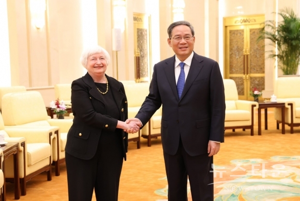 재닛 옐런(왼쪽) 미 재무장관이 8일 리창 중국 총리와 만나 악수하고 있다. 사진 : 옐런 장관 트위터 갈무리