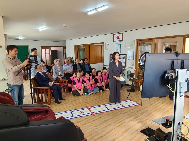 7월 6일 외동분회 경로당에서 경로당 행복선생님과 어르신들이 디지털 역량강화교육을 진행하고 있다