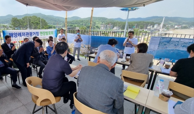 정성학 경주부시장이 10일 나정고운모래해변에서 이달희 경상북도 경제부지사, 경주시장 주낙영, 해양수산부 평가위원들이 참석한 가운데 해양레저관광 거점 공모사업 현장발표회에서 발표자로 사업 설명을 하고 있다.