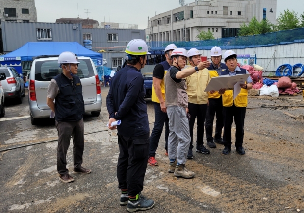 이기일 미래도시기반조성사업단장이 관내 공공건축물 공사 현장을 방문해 공사현황 등을 살피고 우기 대비 수해 방지계획 등에 대해 집중적으로 점검하는 시간을 가졌다