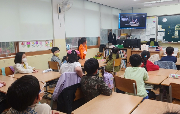 심폐소생술 교육 영상 시청하는 학생들