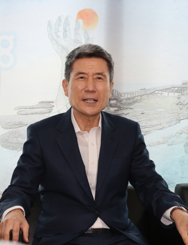 이강덕 포항시장이 13일 시청 브리핑룸에서 기자간담회를 갖고 시정 방향, 주요 현안 추진상황에 대해 밝히고 있다.