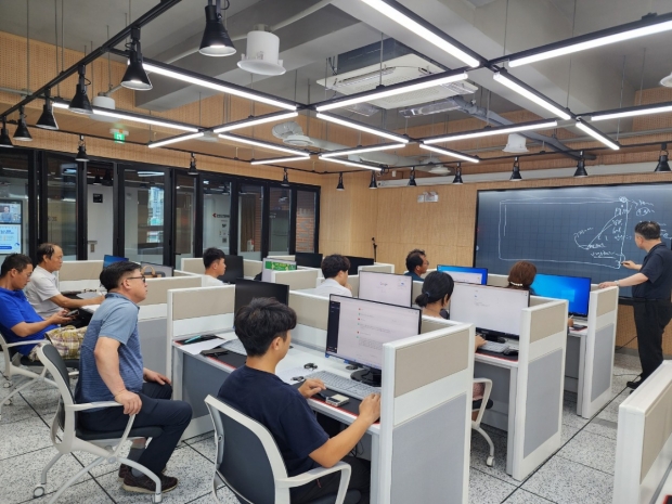 포항시는 지역 농가의 마케팅 능력 향상과 새로운 판로 확보를 위한 유튜브 크리에이터 양성 교육을 진행하고 있다.