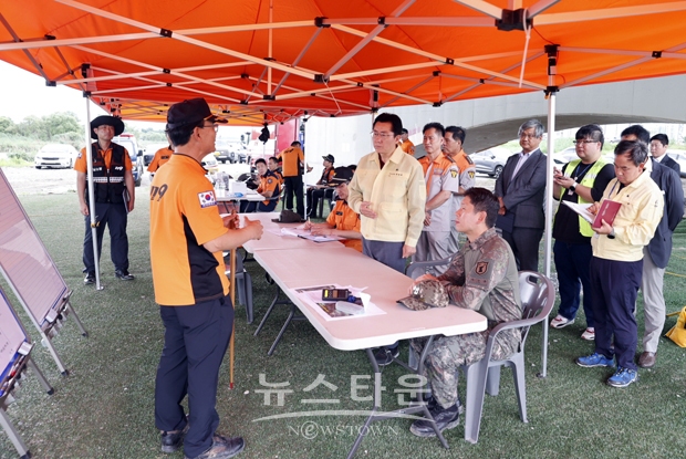 박경귀 아산시장, 곡교천 실종자 수색 현장 방문