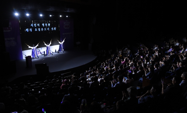 18일 인천예술회관 소공연장에서 열린 '제1회 오직인천 토크'에서 공연이 펼쳐지고 있다.