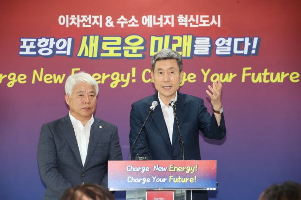 (오른쪽부터) 이강덕 포항시장, 백인규 포항시의회 의장