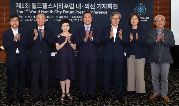 유정복 인천광역시장이 21일 한국프레스센터 외신기자클럽에서 열린 '제1회 월드헬스시티포럼 내ㆍ외신 기자회견'을 마치고 홍윤철 집행위원장 등 참석자들과 기념촬영을 하고 있다.