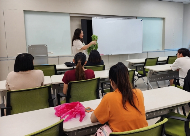 24일 다문화가족지원센터 이주여성들에게 진행한 공심채 무료 나눔