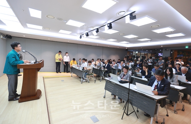 김태흠 지사는 피해액 전액 지원 원칙 아래, 피해액의 50%를 농협을 통해 즉시 지급하고, 나머지는 정산 후 추가 지급하는 방식으로 신속히 지원하겠다면서 주택의 경우 정부 지원에 추가 자금을 더해 실제 피해액 전액을 지급하고 TV, 냉장고, 세탁기 등 침수로 사용하지 못하게 된 전자제품과 가재도구 일체도 지원한다고 밝혔다.