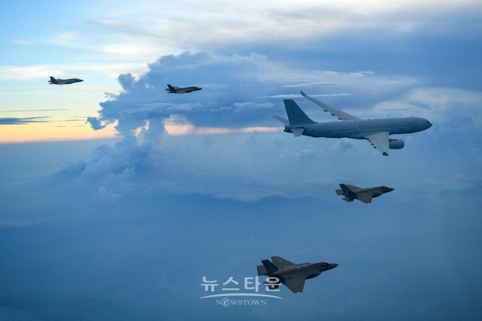 &nbsp;유해봉환 임무를 맡은 KC-330 다목적 공중급유수송기와 F-35A 편대의 엄호비행/공군
