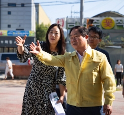 장승초등학교를 방문한 주광덕 남양주시장<br>