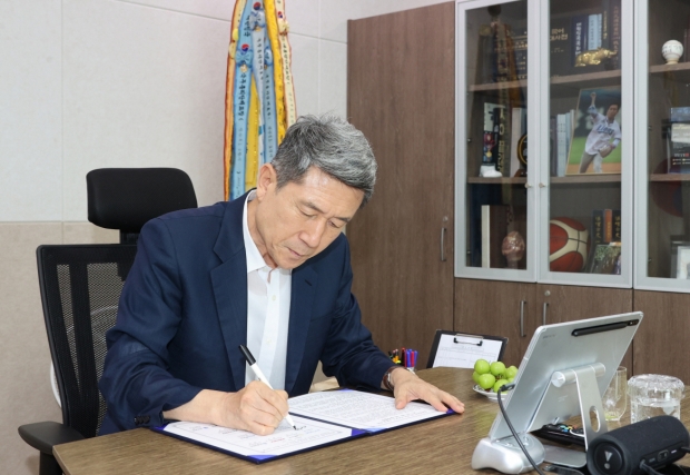 이강덕 포항시장이 글로컬대학 30 육성 거버너스 구축을 위한 업무협약서에 서명을 하고 있다.