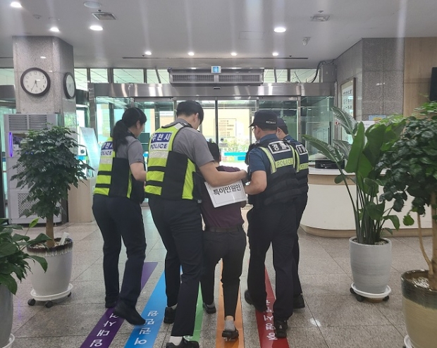민원인 제압 및 경찰 인계 모습