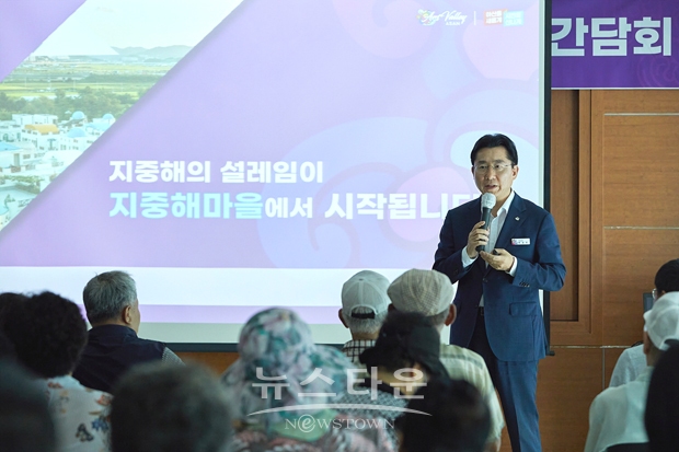 박경귀 아산시장이 지난 8월 2일 아산시 탕정면 행정복지센터에서 지중해마을 주민 및 상인들과 만나 지중해마을 활성화를 위한 간담회를 가졌다.