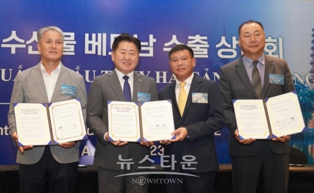 제주특별자치도와 제주도수산업협동조합장협의회, 아시아 한상 베트남 북부지회는 3일 베트남 하노이에서 ‘청정제주수산물 수출 및 판매 활성화를 위한 업무협약’을 체결했다. 사진은 왼쪽부터 한용선 제주도수산업협동조합협의회장, 오영훈 제주도지사, 두안 밍 푸 베트남 미그룹 부회장, 이현석 한상 베트남 북부지회장. 제주도청 제공