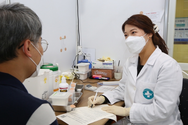 경주시가 최근 코로나19 신규 확진자 수가 증가함에 따라 요양병원과 장애인시설 등 감염취약시설 등을 상대로 선제적 대응에 나선다.