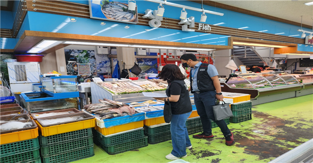 수산물 원산지 표시 단속 모습