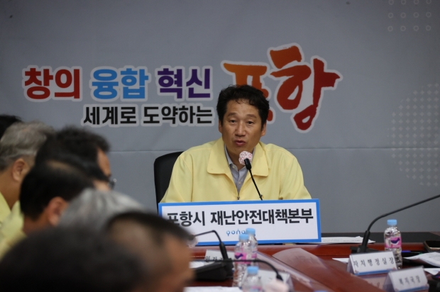 김남일 부시장이 6일 제6호 태풍 ‘카눈’ 북상에 따른 상황판단회의를 주재하며 시민 안전을 최우선에 두고 선제적이고 세밀한 대응 대책을 주문하고 있다.
