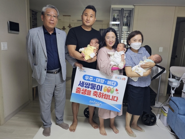 정해천 포항시 남구청장(좌측)을 비롯한 포항시 여성가족과 관계자들이 4일 해도동 세쌍둥이 출산 가정을 방문해 2,600만 원 상당의 후원 물품을 지원하며 축하를 전했다.