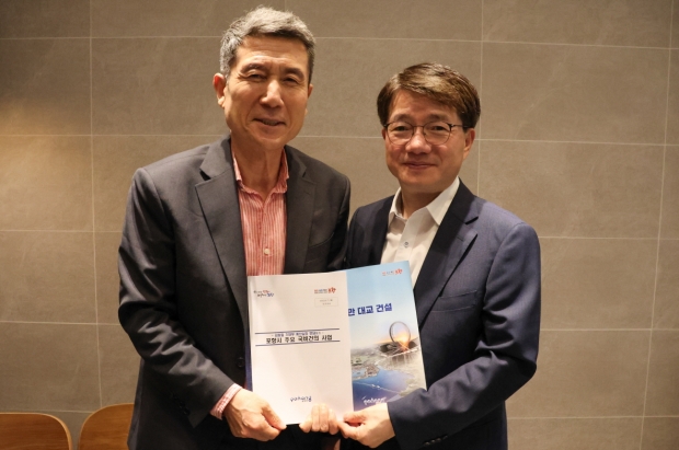 이강덕 포항시장(좌측)이 7일 김동일 기재부 예산실장(우측)을 만나 영일만대교 건설과 이차전지 특화단지 후속 사업 등 지역 주요 국비 건의사업에 대해 설명했다.