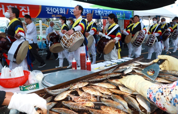 사천시 삼천포항 자연산 전어축제