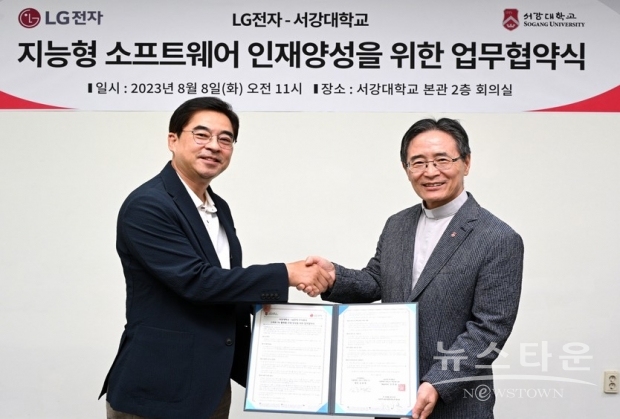 LG전자와 서강대학교는 컴퓨터공학과 내에   ‘LG전자 TV SW 강의’를 신설하고, 관련 분야 우수 인재 양성과 확보를 위해 협력키로 했다. LG전자 제공