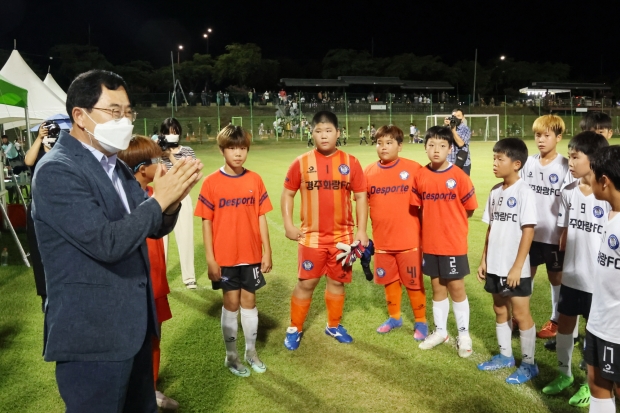 주낙영 경주시장이 지난해 8월 8일 경주 축구공원에서 열린 ‘경주화랑FC’의 홈경기를 직접 찾아 선수들을 격려하고 있다