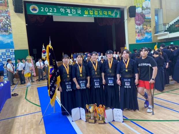 경주시청 검도팀이 하계전국 실업검도대회에 참가해 수상식 후 기념촬영을 하고 있다.
