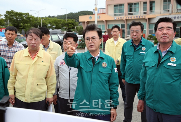 김태흠 충남도지사가 8월 9일 보령 대천해수욕장을 찾아 관광객에 대한 안전 대책을 살핀 뒤 대천항으로 이동, 선박 입출항 통제 및 피항, 결박 상황 등 피해 예방 대책 추진 보고를 듣고 현장을 점검했다.
